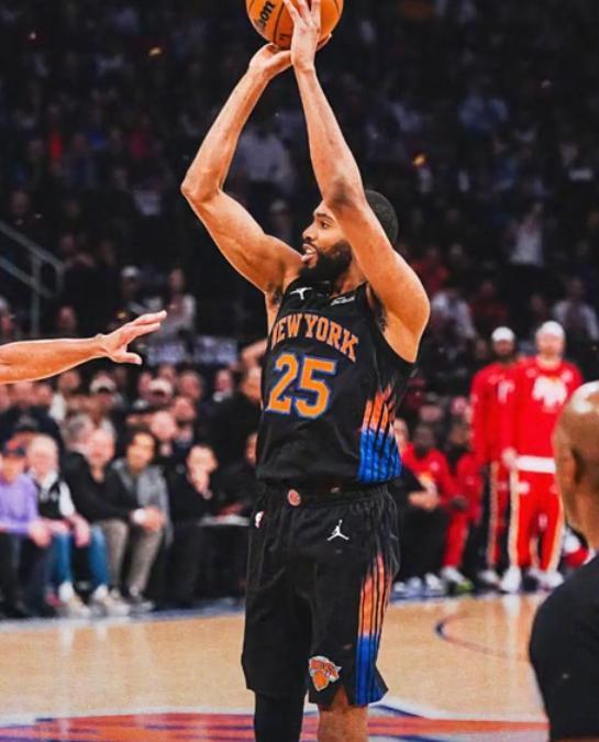 老鹰客场逆转尼克斯 麦科勒姆库明加联手51分缔