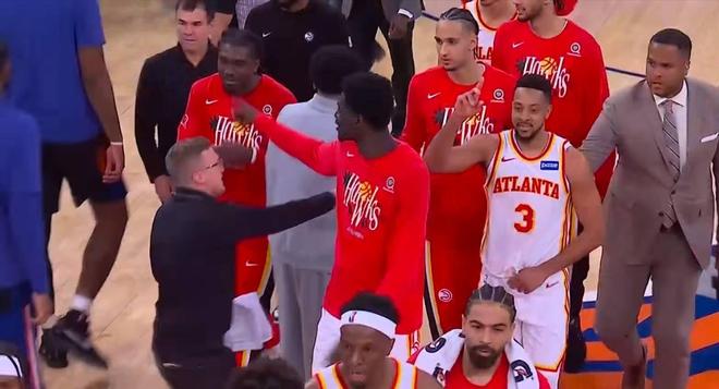 老鹰客场逆转尼克斯 麦科勒姆库明加联手51分缔