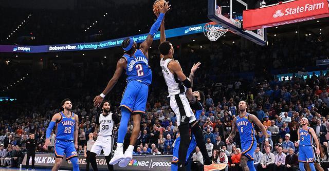 雷霆稳居榜首 马刺紧追其